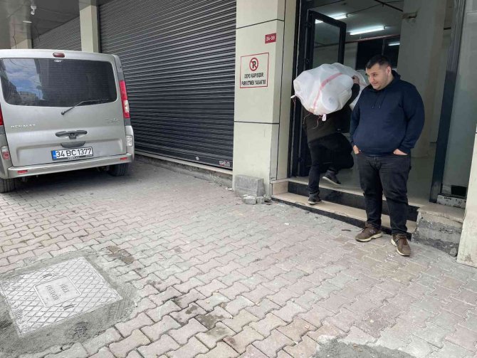 Kağıt Toplayıcı Rögar Kapağını Çaldı, Esnaf Aracıyla Çukura Düştü