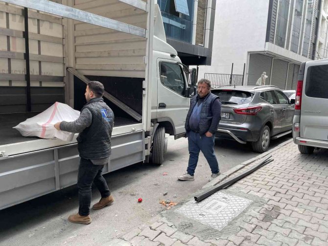 Kağıt Toplayıcı Rögar Kapağını Çaldı, Esnaf Aracıyla Çukura Düştü