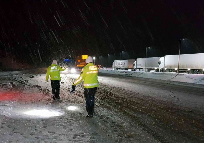 Bayburt’un Yüksek Kesimlerinde Kar, Tipi Ulaşımı Aksatıyor