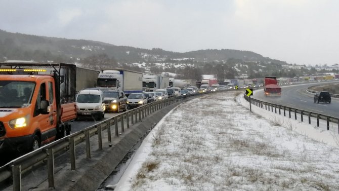 Tem’de 12 Otomobilin Karıştığı Zincirleme Kazada 2 Kişi Yaralandı