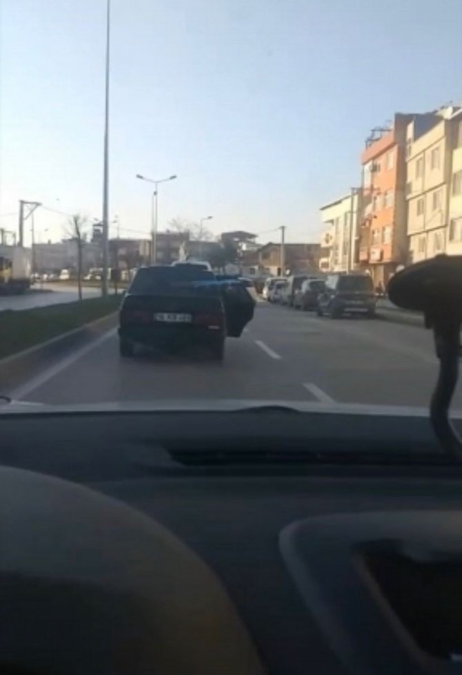 Bursa’da Trafikte Bantlı Şekilde Kapısı Açık Otomobili Görenler Gözlerine İnanamadı