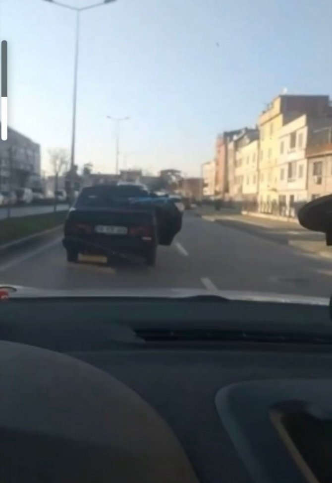 Bursa’da Trafikte Bantlı Şekilde Kapısı Açık Otomobili Görenler Gözlerine İnanamadı