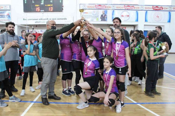 Toki̇ Mehmet Akif Ersoy Voleybolda Şampiyon Oldu