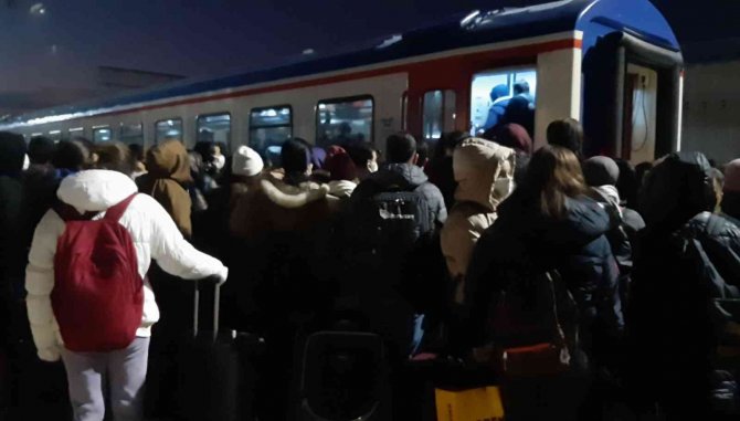 Üniversite Öğrencileri Trene Binebilmek İçin Zamanla Yarıştı