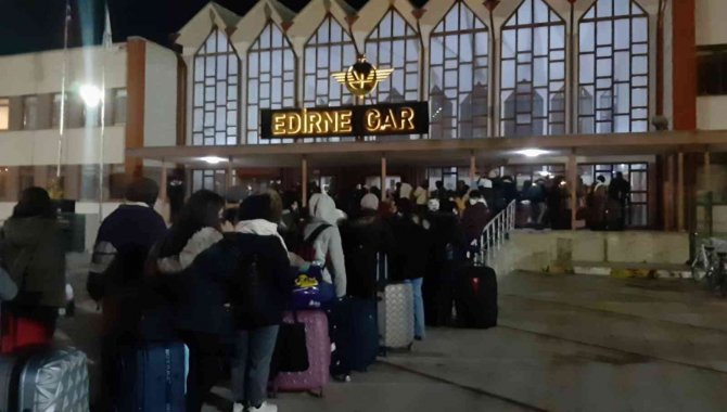 Üniversite Öğrencileri Trene Binebilmek İçin Zamanla Yarıştı