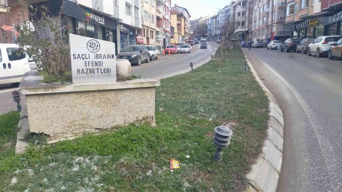Edirne’de Şaşırtan Görüntü, Cadde Ortasındaki Mezarlar Dikkat Çekiyor
