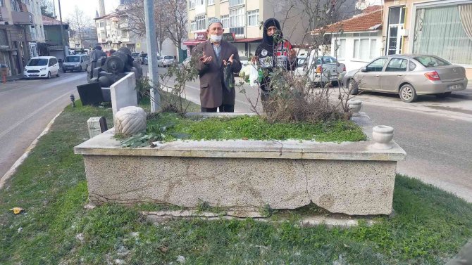 Edirne’de Şaşırtan Görüntü, Cadde Ortasındaki Mezarlar Dikkat Çekiyor
