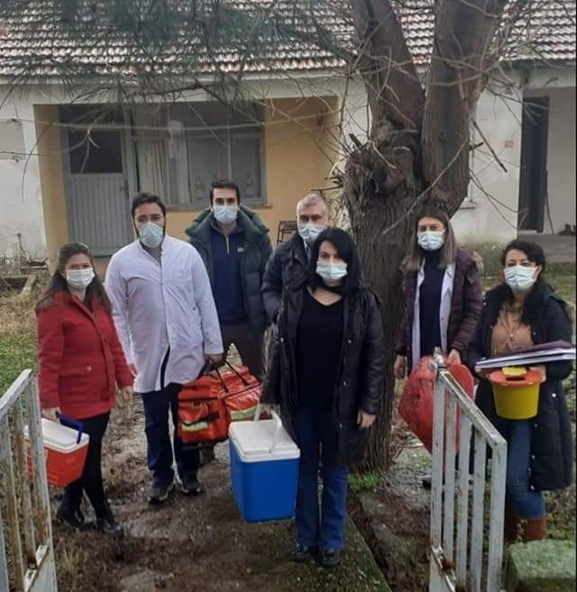 Edirne’de Sağlık Ekipleri Ev Ev Dolaşarak Vatandaşları Covid-19’a Karşı Aşılıyor