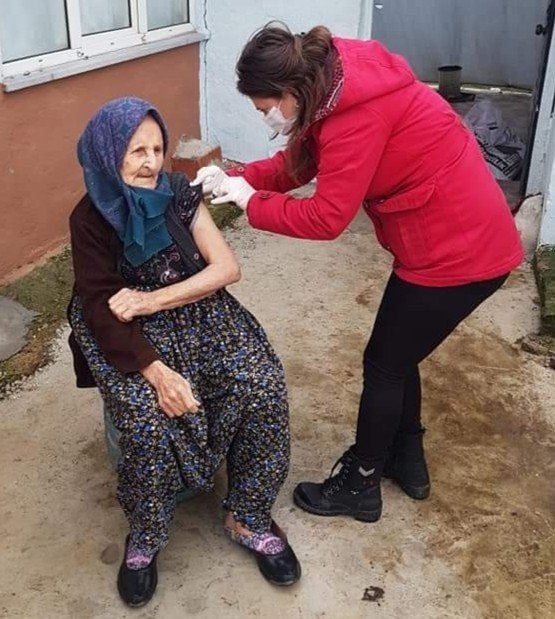 Edirne’de Sağlık Ekipleri Ev Ev Dolaşarak Vatandaşları Covid-19’a Karşı Aşılıyor