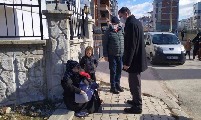 Elazığ’da İlginç Olay: Zabıta Dilenciyi Yakaladı, Vatandaş Hala Para Vermeye Çalıştı
