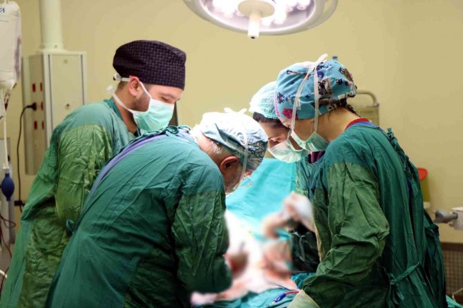 Genç Kadının Karnından 11 Kiloya Yakın Kitle Çıktı