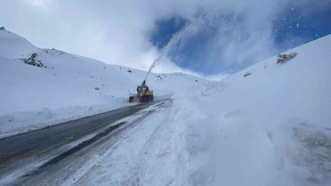 Hakkari’de Karla Mücadele Çalışmaları Aralıksız Sürüyor