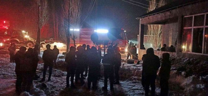 Yüksekova’da Çıkan Yangında Ev Küle Döndü: 4 Yaralı