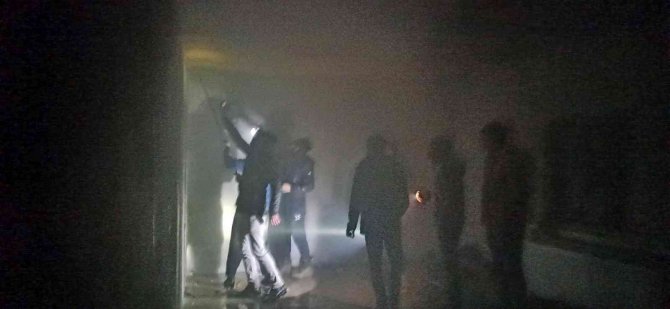 Yüksekova’da Çıkan Yangında Ev Küle Döndü: 4 Yaralı