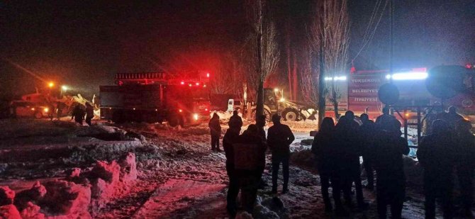 Yüksekova’da Çıkan Yangında Ev Küle Döndü: 4 Yaralı
