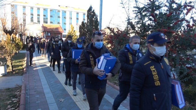 İ̇nternet Dolandırıcılarına 10 İlde Eşzamanlı Operasyon: 12 Gözaltı