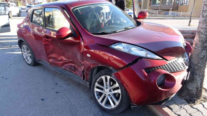 Kavşaktaki Kaza Sonrası Araçtan Kızını Alıp Kendini Dışarı Attı: 3 Yaralı