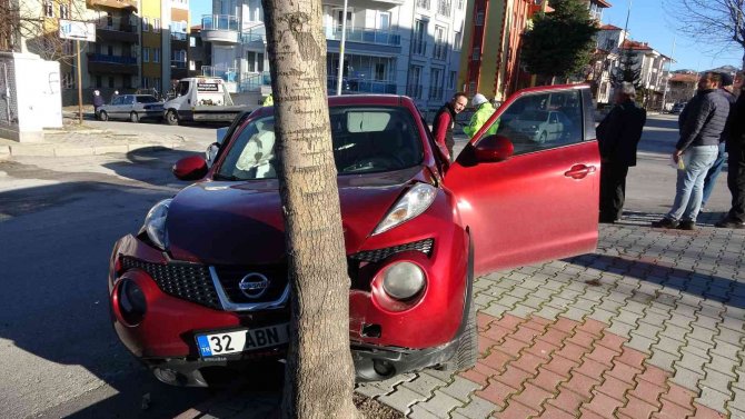 Kavşaktaki Kaza Sonrası Araçtan Kızını Alıp Kendini Dışarı Attı: 3 Yaralı
