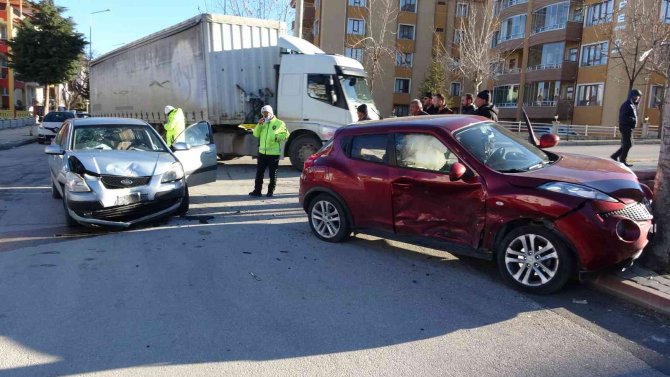 Kavşaktaki Kaza Sonrası Araçtan Kızını Alıp Kendini Dışarı Attı: 3 Yaralı