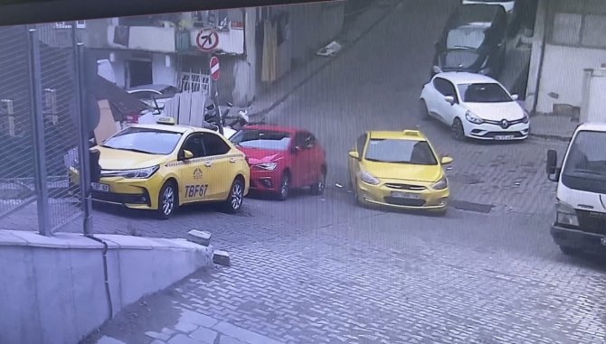 Kağıthane’de Süratli Seyreden Motokurye Taksinin Tamponuna Çarparak Yere Savruldu