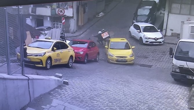 Kağıthane’de Süratli Seyreden Motokurye Taksinin Tamponuna Çarparak Yere Savruldu