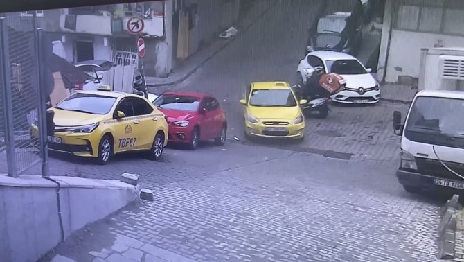 Kağıthane’de Süratli Seyreden Motokurye Taksinin Tamponuna Çarparak Yere Savruldu
