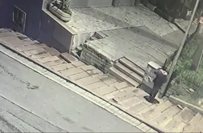 İ̇stanbul’da Nefes Kesen Uyuşturucu Baskını: Trafoya Saklanan Uyuşturucuyu Alan Müşteri Suçüstü Yakalandı