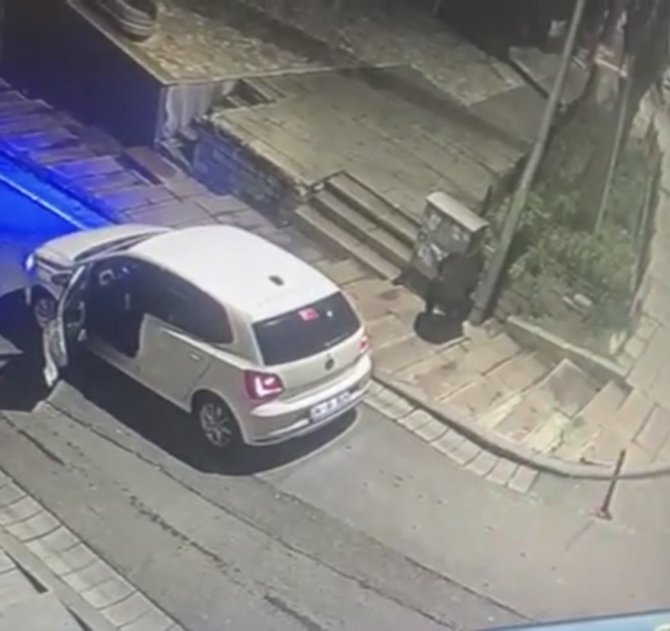 İ̇stanbul’da Nefes Kesen Uyuşturucu Baskını: Trafoya Saklanan Uyuşturucuyu Alan Müşteri Suçüstü Yakalandı