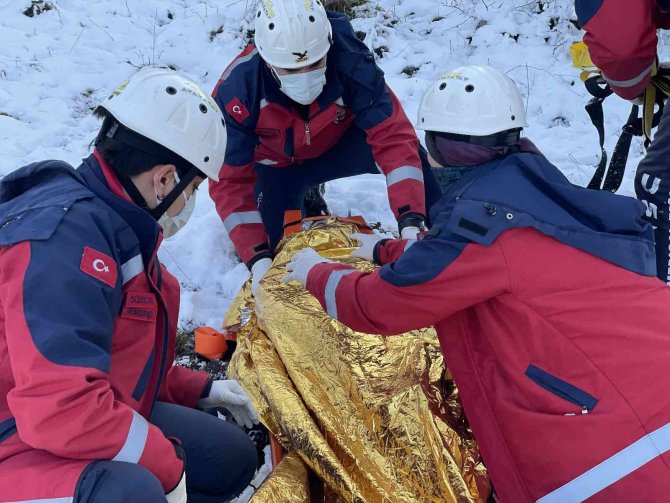 Umke, Karda Ayağını Kıran Genci Kurtardı