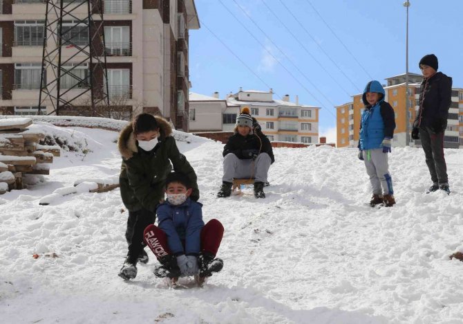 Kastamonu’da Yoğun Kar Yağışı Kent Merkezini Beyaza Bürüdü