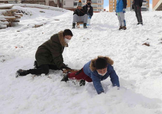 Kastamonu’da Yoğun Kar Yağışı Kent Merkezini Beyaza Bürüdü