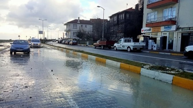 Dev Dalgalar Karadeniz Sahil Yolunu Ulaşıma Kapattı