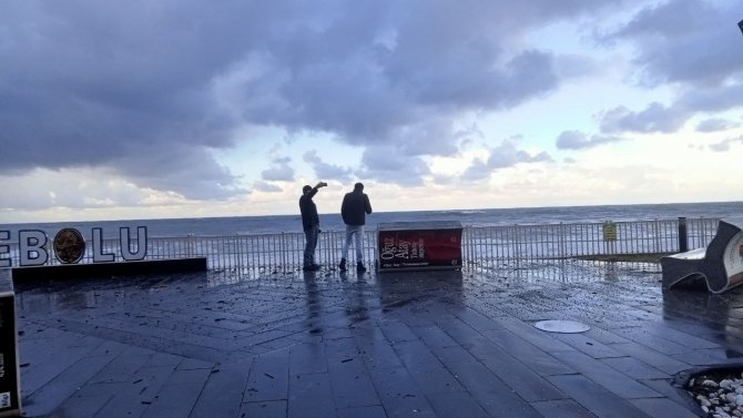 Dev Dalgalar Karadeniz Sahil Yolunu Ulaşıma Kapattı