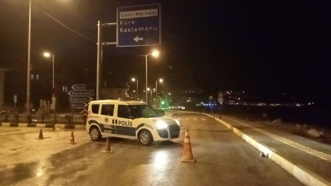 Dev Dalgalar Karadeniz Sahil Yolunu Ulaşıma Kapattı