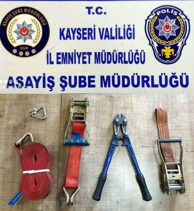 Kablo Hırsızı 3 Kişi Yakalandı