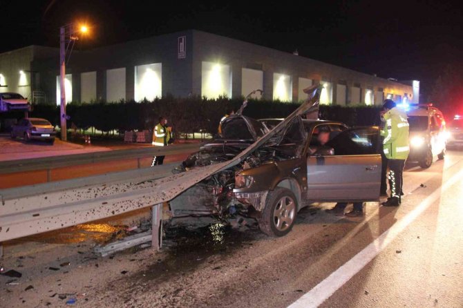 Kaza Yaptı, Kullanılamaz Hale Gelen Otomobilden Burnu Bile Kanamadan Kurtuldu