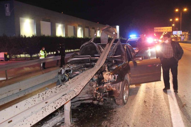 Kaza Yaptı, Kullanılamaz Hale Gelen Otomobilden Burnu Bile Kanamadan Kurtuldu