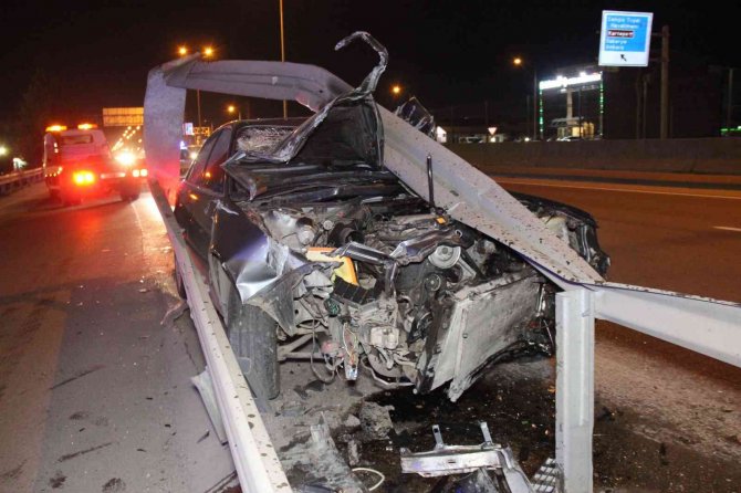 Kaza Yaptı, Kullanılamaz Hale Gelen Otomobilden Burnu Bile Kanamadan Kurtuldu