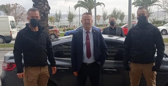 Sahte Tuğgeneral Ve Yüzbaşı, 5 Kişiyi Dolandırmak Üzereyken Yakalandı