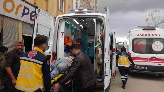 Motosiklet Park Halindeki Çekiciye Çarptı: 2 Yaralı