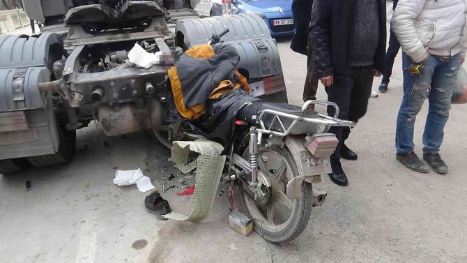 Motosiklet Park Halindeki Çekiciye Çarptı: 2 Yaralı
