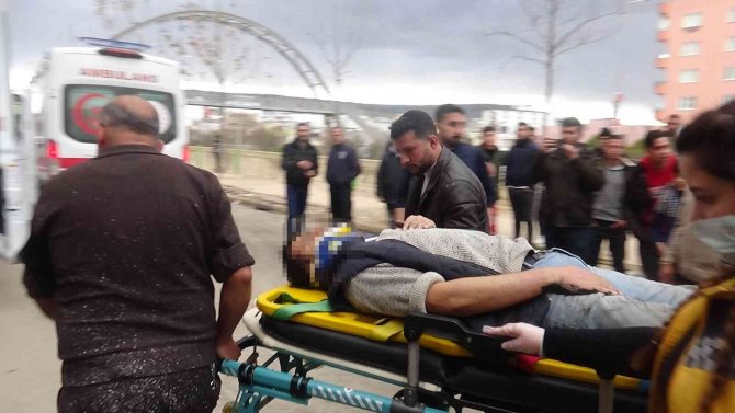 Motosiklet Park Halindeki Çekiciye Çarptı: 2 Yaralı