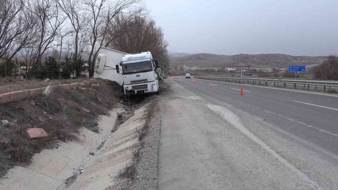 Metrelerce Sürüklenen Kamyon Şarampole Devrildi: Sürücü, Burnu Bile Kanamadan Kurtuldu