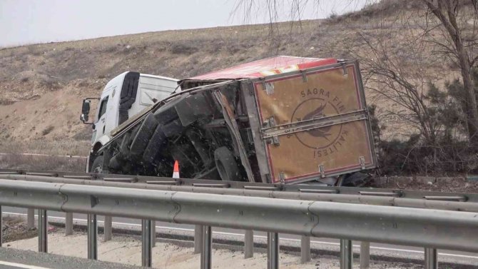 Metrelerce Sürüklenen Kamyon Şarampole Devrildi: Sürücü, Burnu Bile Kanamadan Kurtuldu