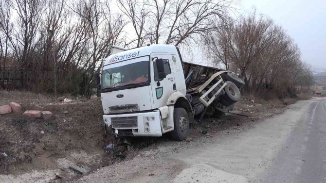 Metrelerce Sürüklenen Kamyon Şarampole Devrildi: Sürücü, Burnu Bile Kanamadan Kurtuldu