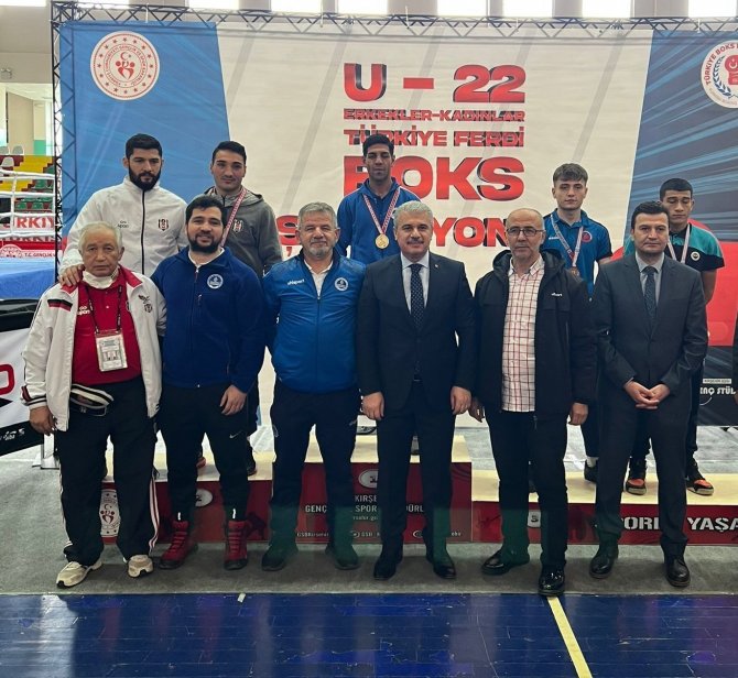 Başarılı Eldivenler Kürsünün Zirvesinde