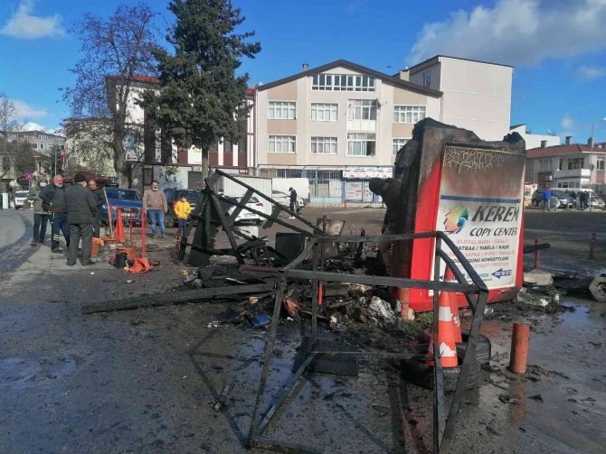Otopark İçinde Yanan Konteyner Küle Döndü