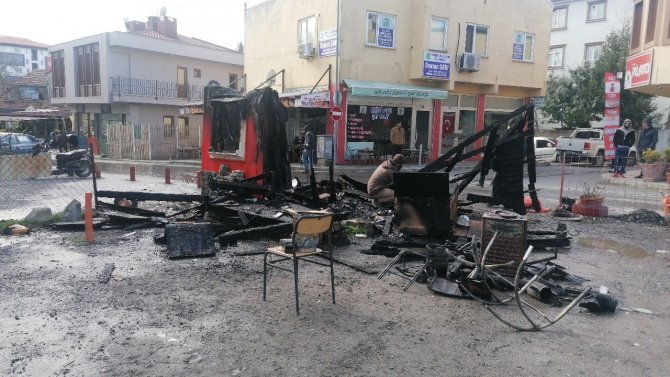 Otopark İçinde Yanan Konteyner Küle Döndü