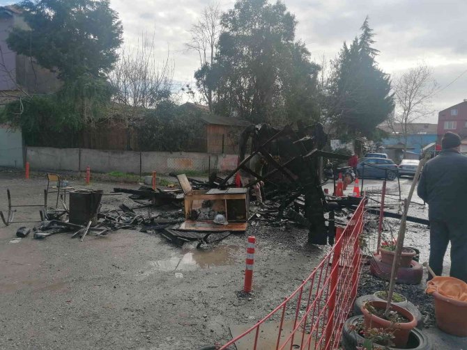 Otopark İçinde Yanan Konteyner Küle Döndü