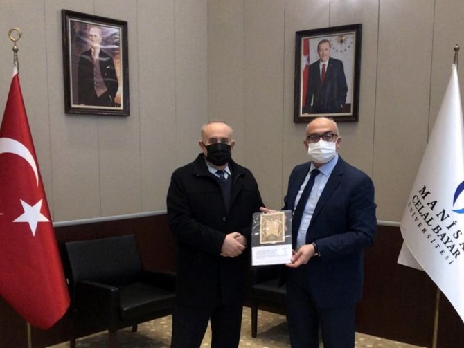 Eğitimci Karagözler, Manisa Cbü’ye 50 Kuruşluk Banknot Bağışladı